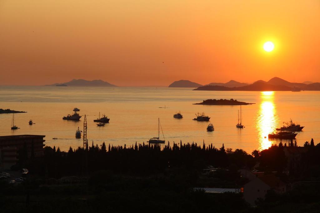 Pansion Lovac Hotel Cavtat Bagian luar foto